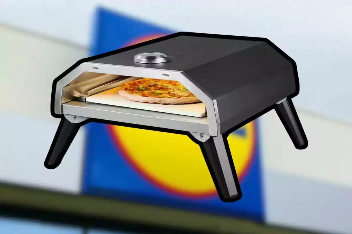 Forn portàtil per a pizza amb una pizza cuinant-se al seu interior. Forn portàtil per a pizza amb una pizza cuinant-se al seu interior.