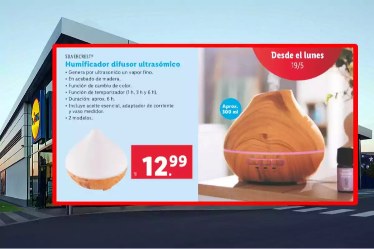 Imatge d'un anunci d'un humidificador difusor ultrasònic de la marca Silvercrest, amb acabat de fusta, funció de canvi de color, temporitzador d'1, 3 i 6 hores, durada aproximada de 6 hores, inclou oli essencial, adaptador de corrent i got mesurador, disponible en 2 models, capacitat d'aproximadament 300 ml, preu de 12,99 euros, disponible des del dilluns 19 de maig, amb el fons d'una botiga Lidl. Imatge d'un anunci d'un humidificador difusor ultrasònic de la marca Silvercrest, amb acabat de fusta, funció de canvi de color, temporitzador d'1, 3 i 6 hores, durada aproximada de 6 hores, inclou oli essencial, adaptador de corrent i got mesurador, disponible en 2 models, capacitat d'aproximadament 300 ml, preu de 12,99 euros, disponible des del dilluns 19 de maig, amb el fons d'una botiga Lidl.