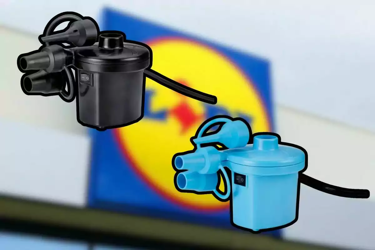 Dos infladors elèctrics de color negre i blau amb diverses boquilles davant d’un cartell borros de la botiga Lidl Dos infladors elèctrics de color negre i blau amb diverses boquilles davant d’un cartell borros de la botiga Lidl
