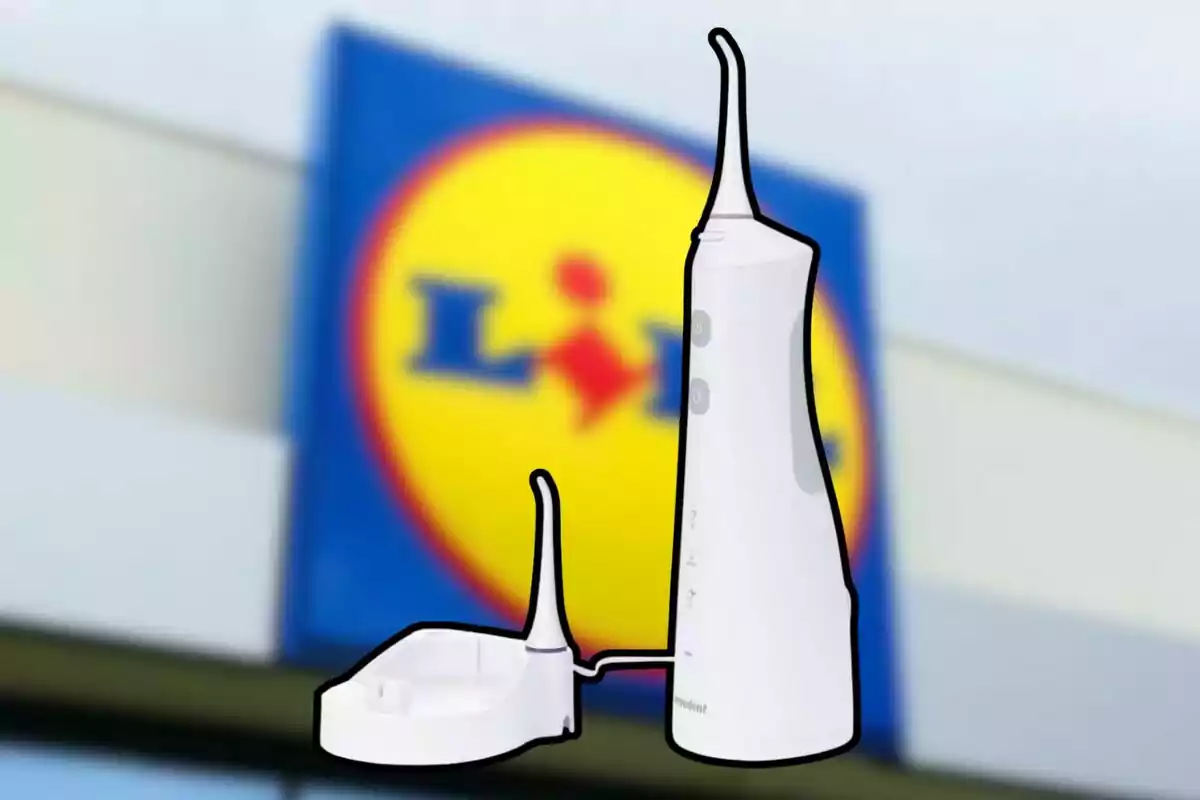 Un irrigador dental blanco con su base de carga frente a un cartel de una tienda. Un irrigador dental blanco con su base de carga frente a un cartel de una tienda.