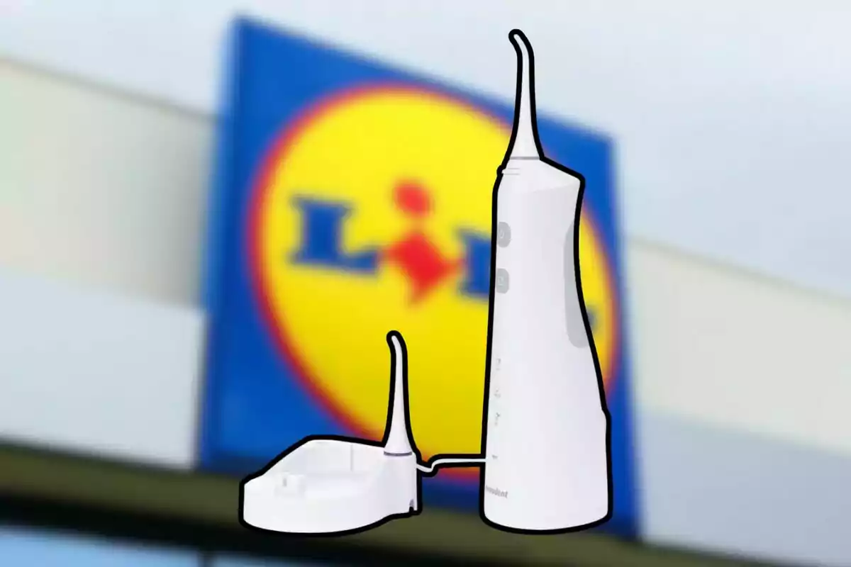 Un irrigador dental blanc davant d'un cartell borros d'una botiga.
