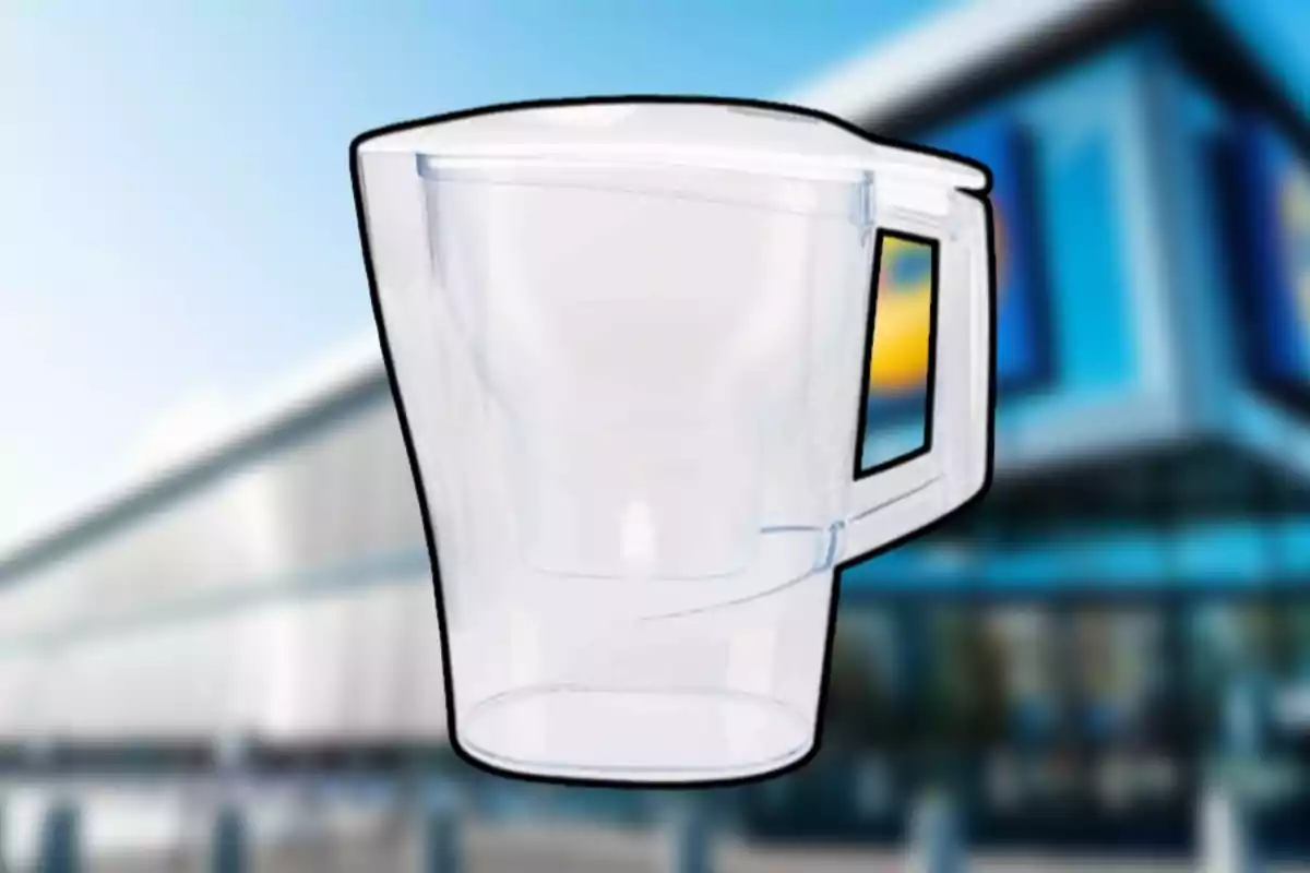 Una gerra de plàstic transparenta amb tapa i nansa es mostra sobre un fons desenfocat d'un edifici modern. Una gerra de plàstic transparenta amb tapa i nansa es mostra sobre un fons desenfocat d'un edifici modern.