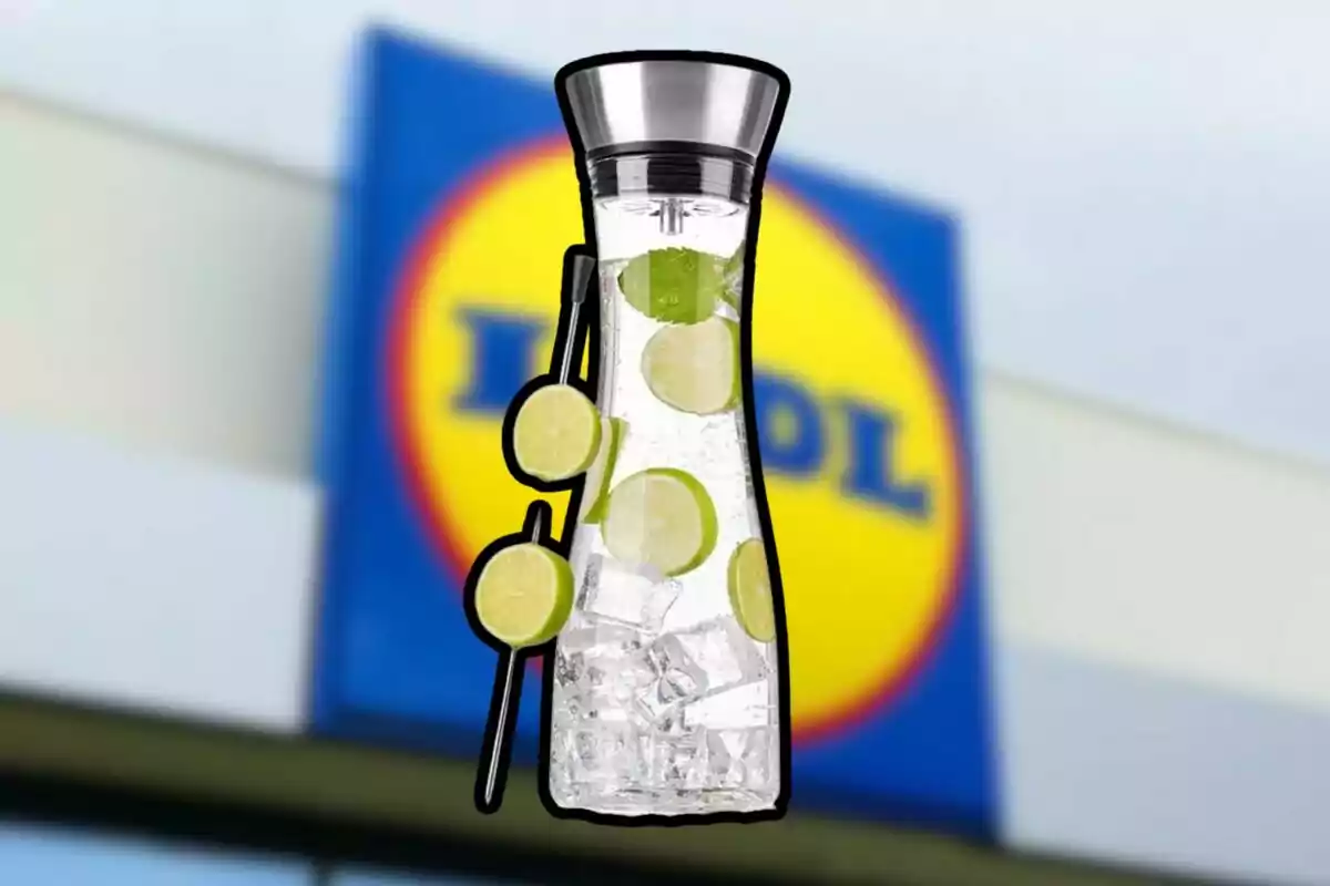 Gerra de vidre amb rodanxes de llima i glaçons davant d’un cartell borros de supermercat Gerra de vidre amb rodanxes de llima i glaçons davant d’un cartell borros de supermercat