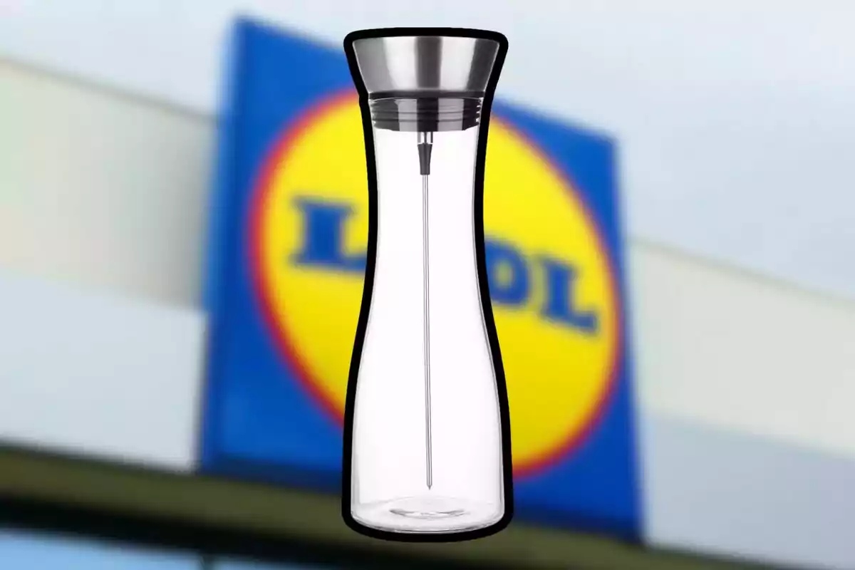 Gerra de vidre amb tapa metàl·lica davant d’un cartell borros de la botiga Lidl Gerra de vidre amb tapa metàl·lica davant d’un cartell borros de la botiga Lidl