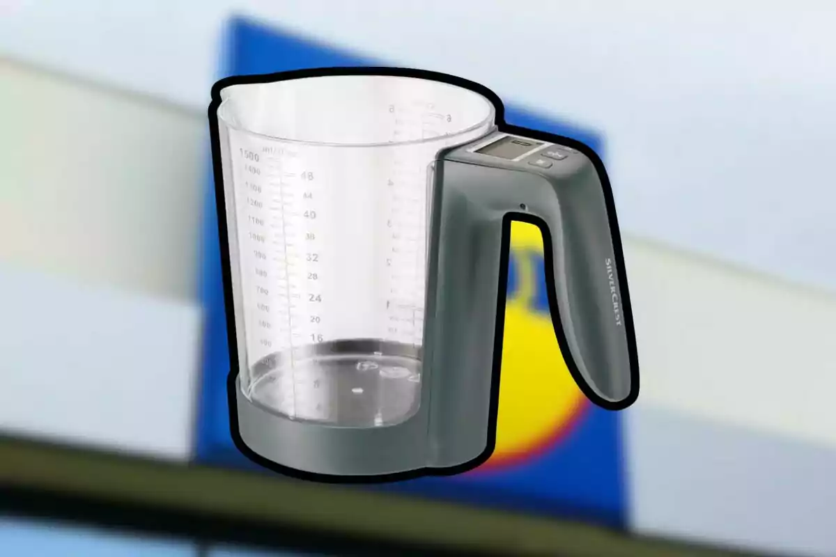 Una gerra mesuradora digital amb fons desenfocat d'un logotip.