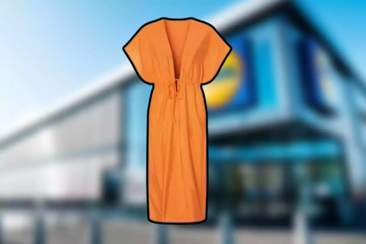 Vestit taronja de màniga curta amb escot en V i llaç a la cintura sobre un fons de botiga desenfocat Vestit taronja de màniga curta amb escot en V i llaç a la cintura sobre un fons de botiga desenfocat
