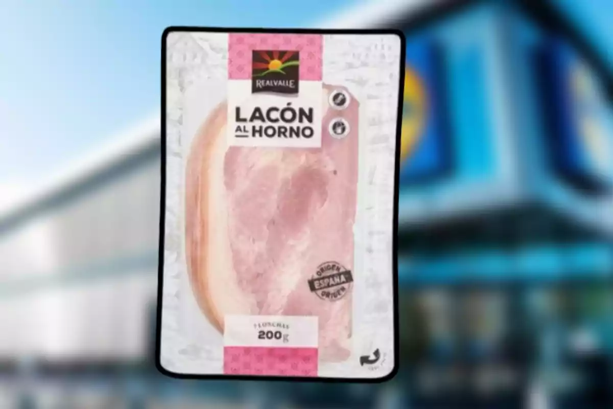 Paquet de llom de porc al forn de la marca Realvalle amb 200 grams i fons de supermercat desenfocat Paquet de llom de porc al forn de la marca Realvalle amb 200 grams i fons de supermercat desenfocat