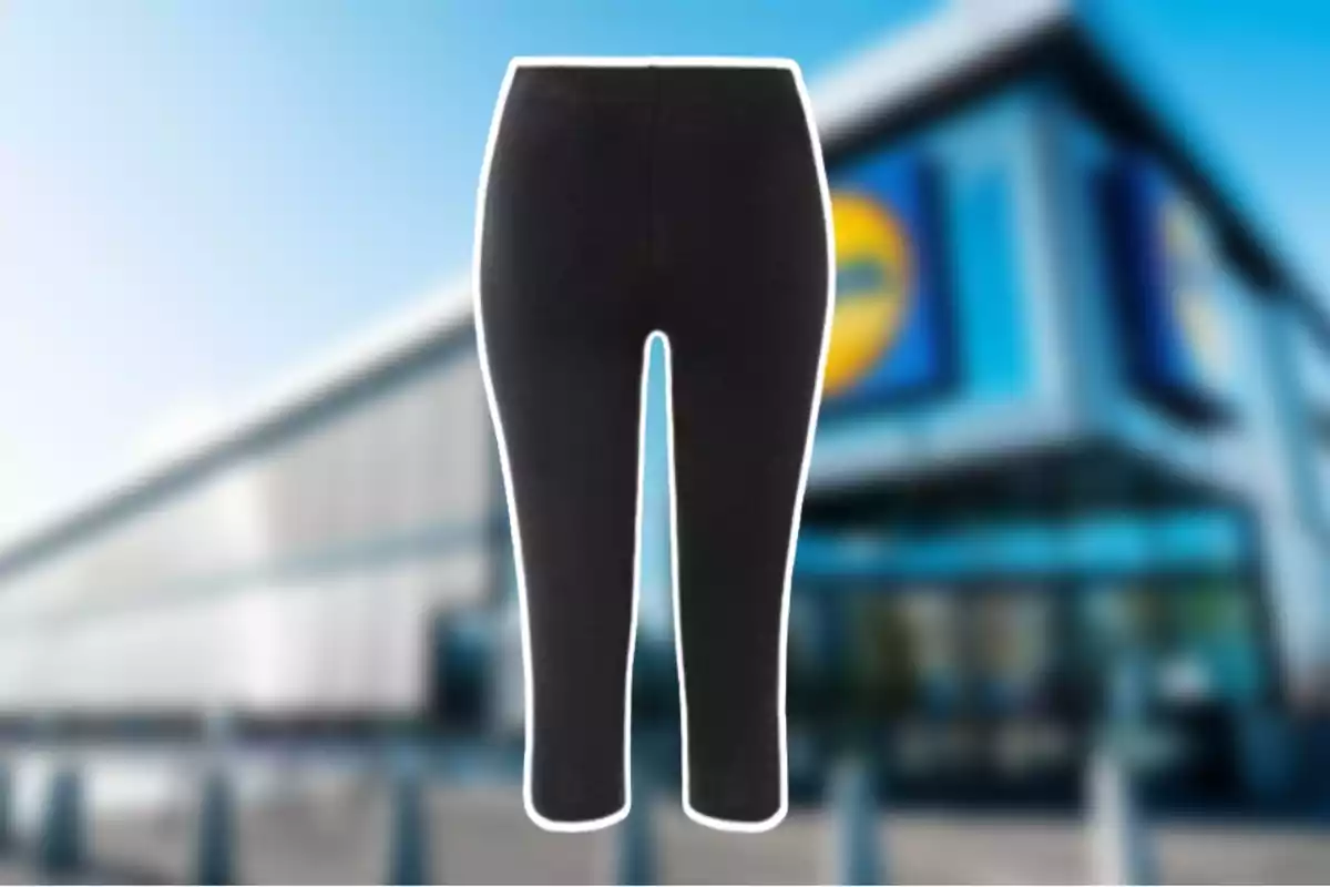 Uns leggings negres sobre un fons desenfocat d’una botiga. Uns leggings negres sobre un fons desenfocat d’una botiga.
