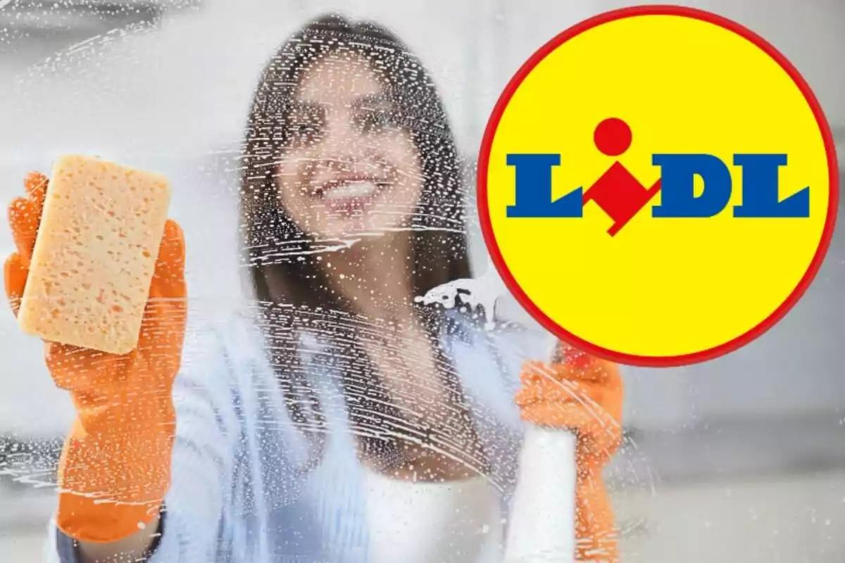 Una dona amb guants taronges i una esponja neteja una superfície de vidre, amb el logotip de Lidl a la cantonada dreta.