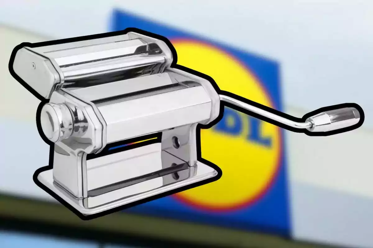 Màquina de fer pasta de metall amb fons d'un borrós logotip. Màquina de fer pasta de metall amb fons d'un borrós logotip.
