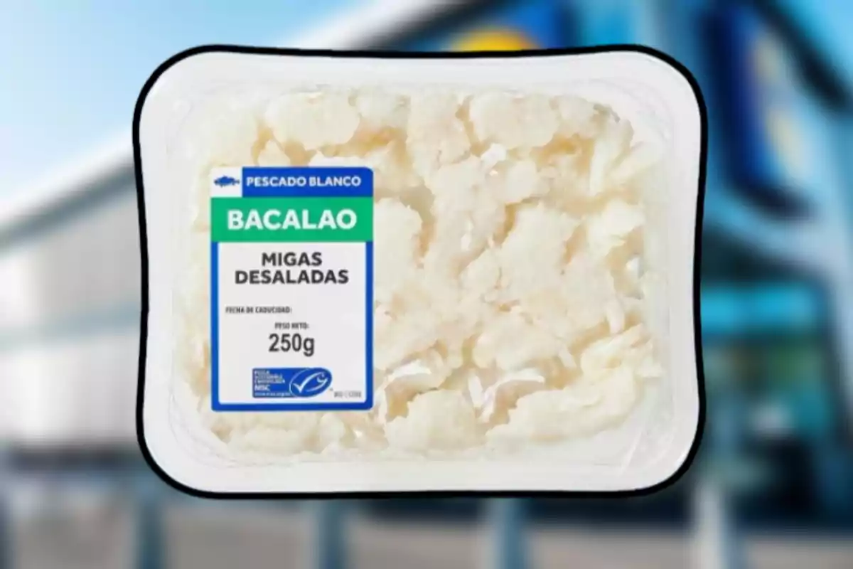 Envàs de bacallà esmicolat dessalat de 250 grams sobre un fons desenfocat Envàs de bacallà esmicolat dessalat de 250 grams sobre un fons desenfocat