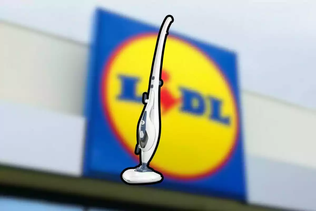 Aspiradora blanca davant d'un cartell de Lidl.