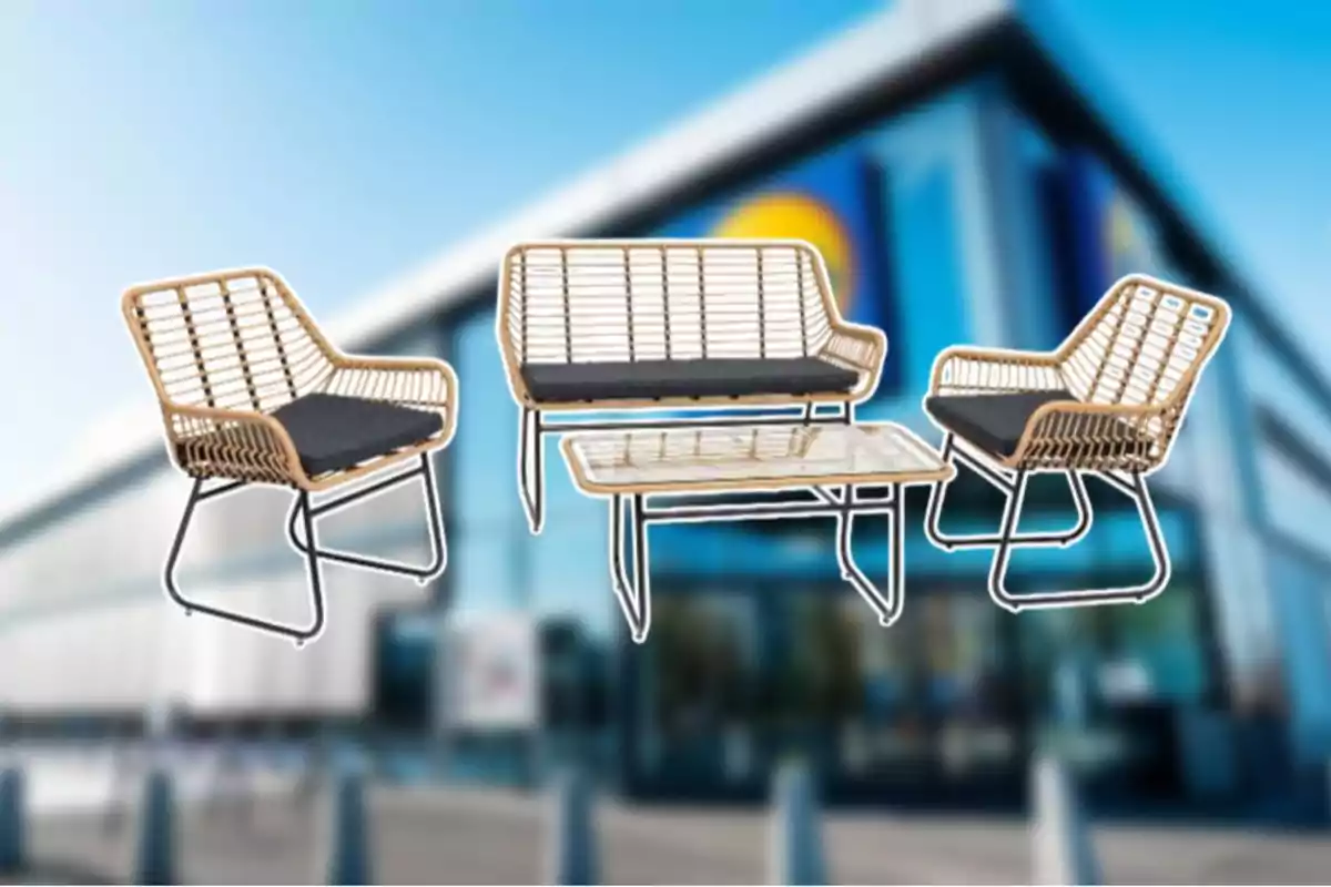 Conjunt de mobles d'exterior de vímet amb coixins foscos davant d'un edifici modern. Conjunt de mobles d'exterior de vímet amb coixins foscos davant d'un edifici modern.