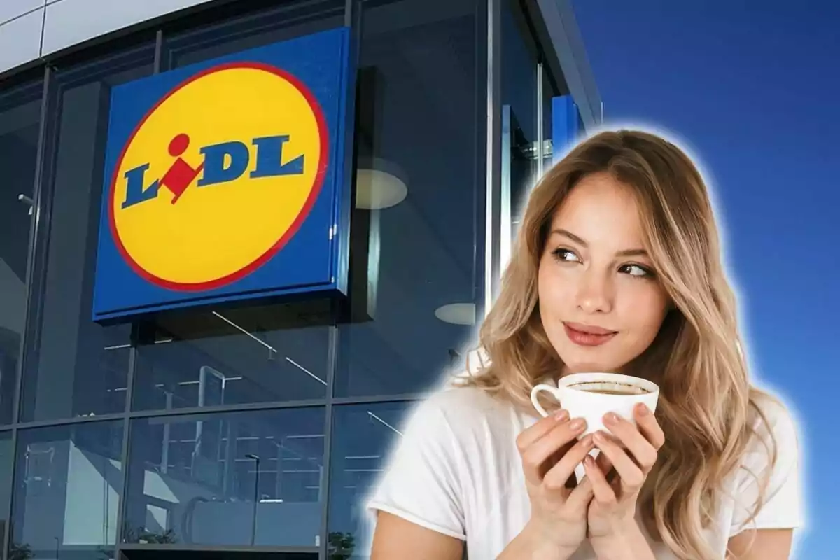 Dona sostenint una tassa de cafè davant una botiga Lidl.