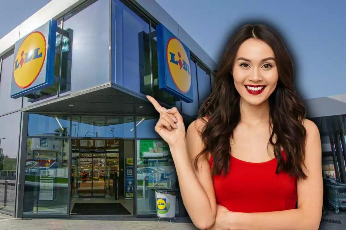 Dona somrient amb samarreta vermella assenyalant l’entrada d’una botiga Lidl