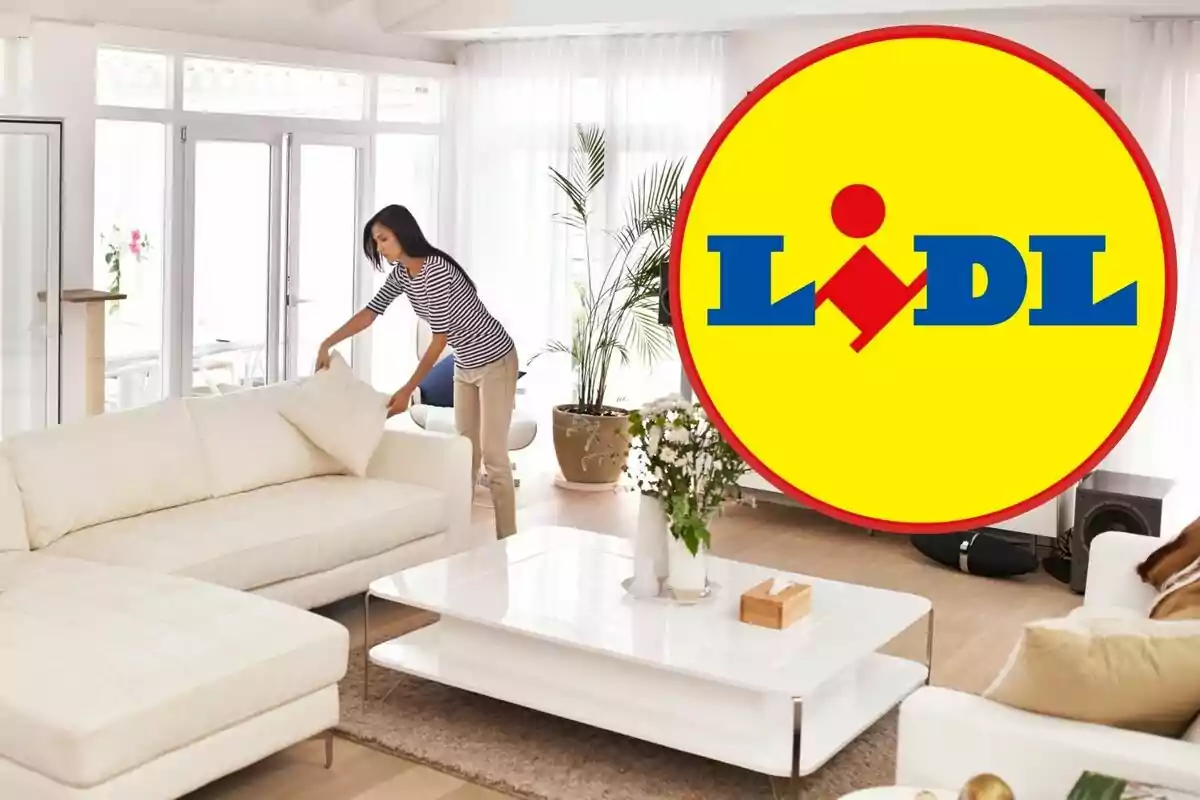 Una persona arregla un coixí en un sofà blanc en una sala d'estar moderna i lluminosa, amb el logotip de Lidl superposat a la imatge.