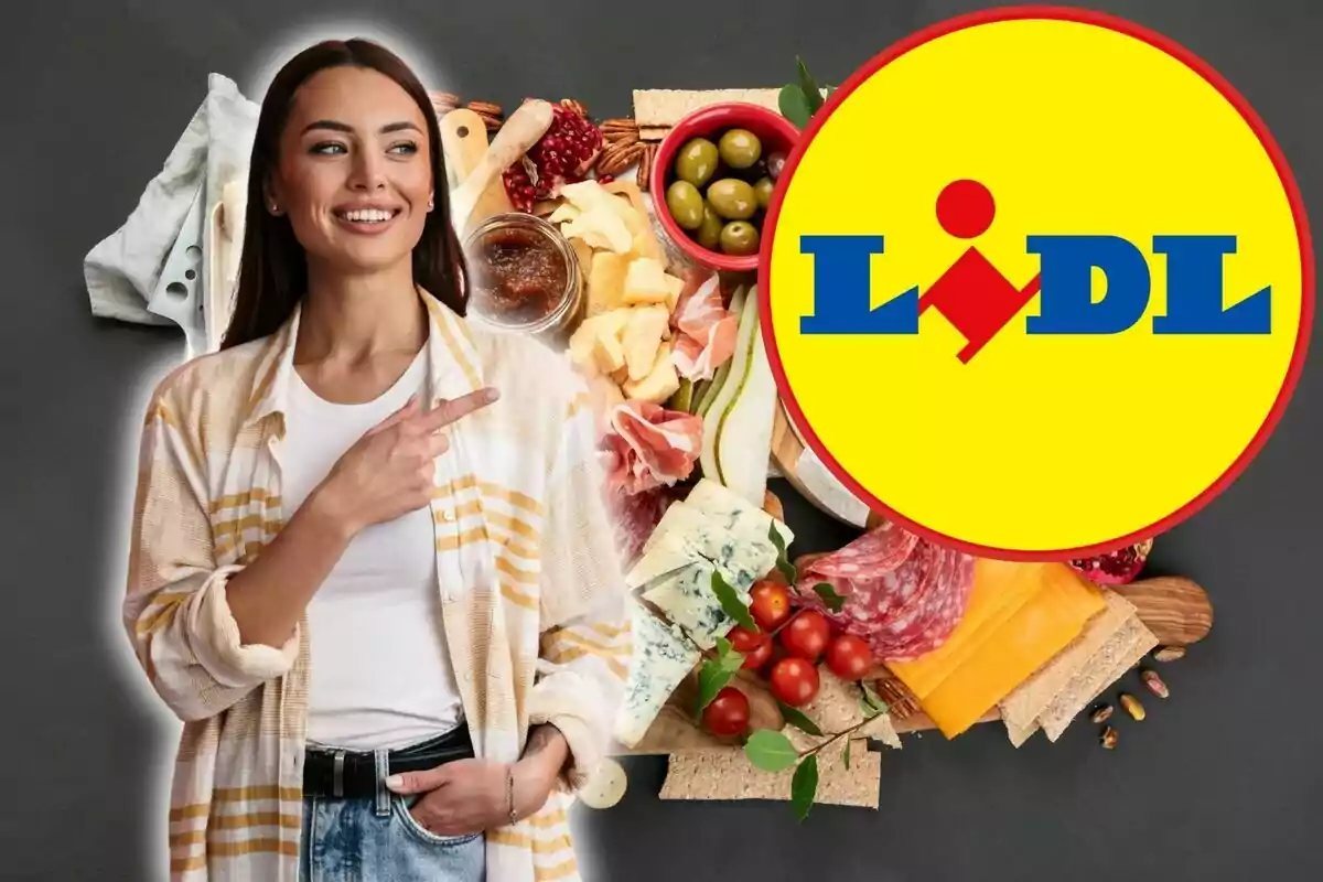 Dona somrient assenyalant cap al logotip de Lidl amb una taula de formatges, embotits, olives i altres aliments de fons