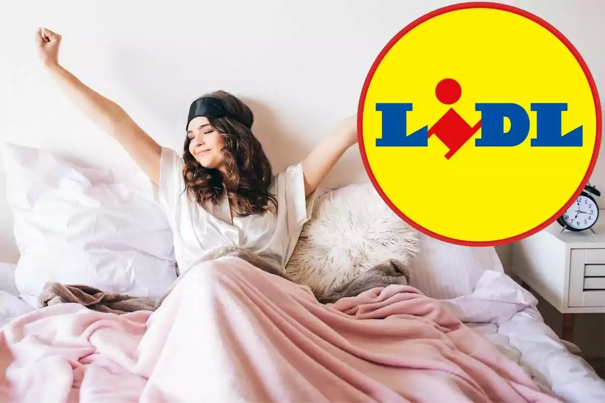 Dona despertant feliç al llit amb antifaç negre i logo de Lidl a la cantonada.