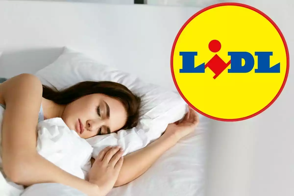 Dona dormint en un llit amb el logo de Lidl a la cantonada superior dreta.