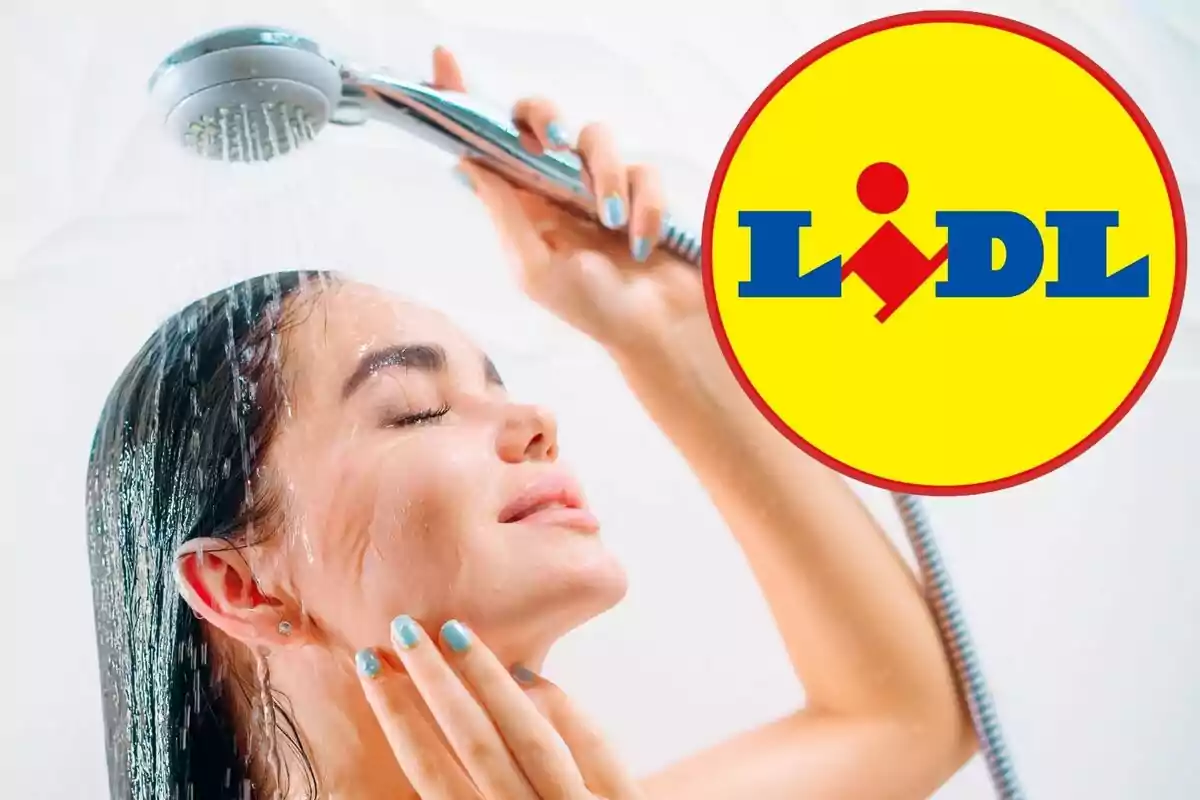 Persona gaudint duna dutxa amb el logo de Lidl a la cantonada superior dreta.