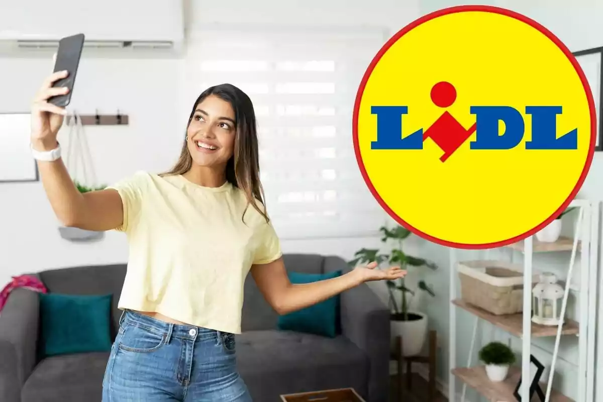 Una dona prenent una selfie amb el logotip de Lidl al costat.