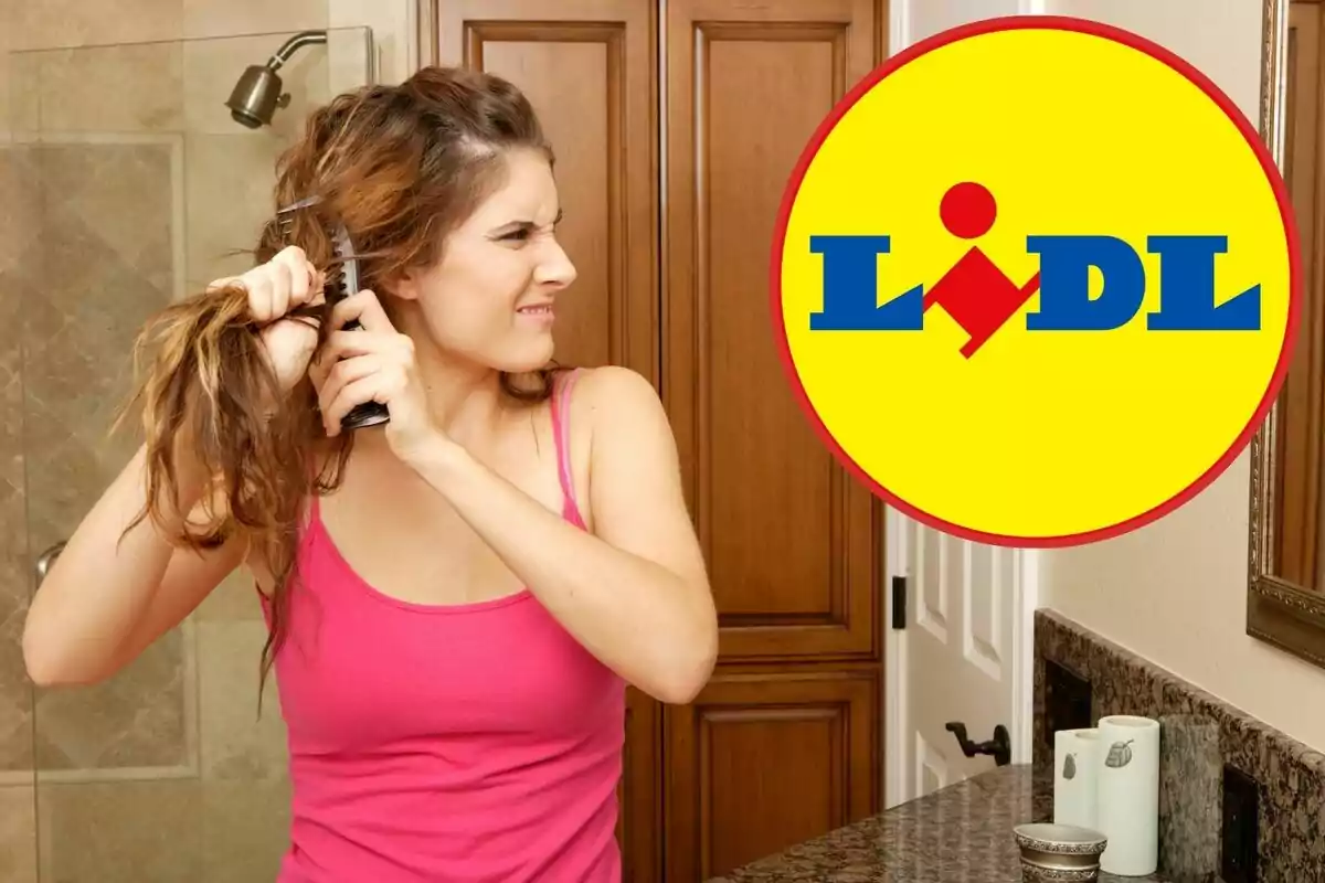 Dona amb expressió de molèstia desembullant-se els cabells al bany amb el logotip de Lidl al costat Dona amb expressió de molèstia desembullant-se els cabells al bany amb el logotip de Lidl al costat
