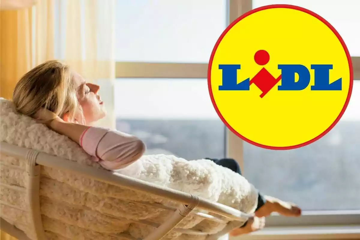 Dona relaxant-se en una cadira al costat d'una finestra amb el logotip de Lidl superposat.