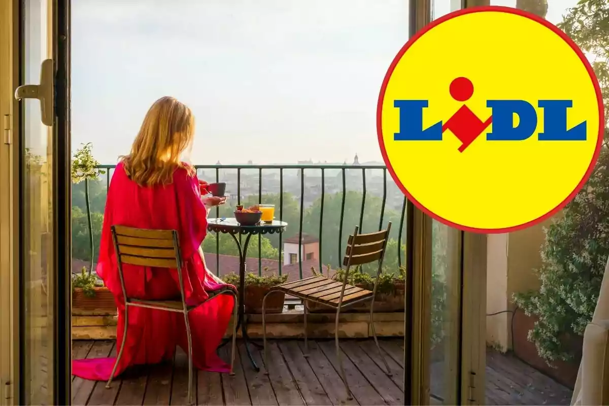Una persona amb un vestit vermell està asseguda en un balcó gaudint d'un àpat amb vista a la ciutat i el logotip de Lidl està superposat a la cantonada superior dreta.