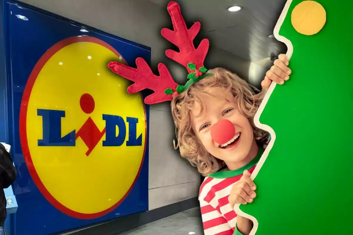 Un nen somrient amb banyes de ren i nas vermell sosté un arbre de cartró verd davant d'un cartell de Lidl.