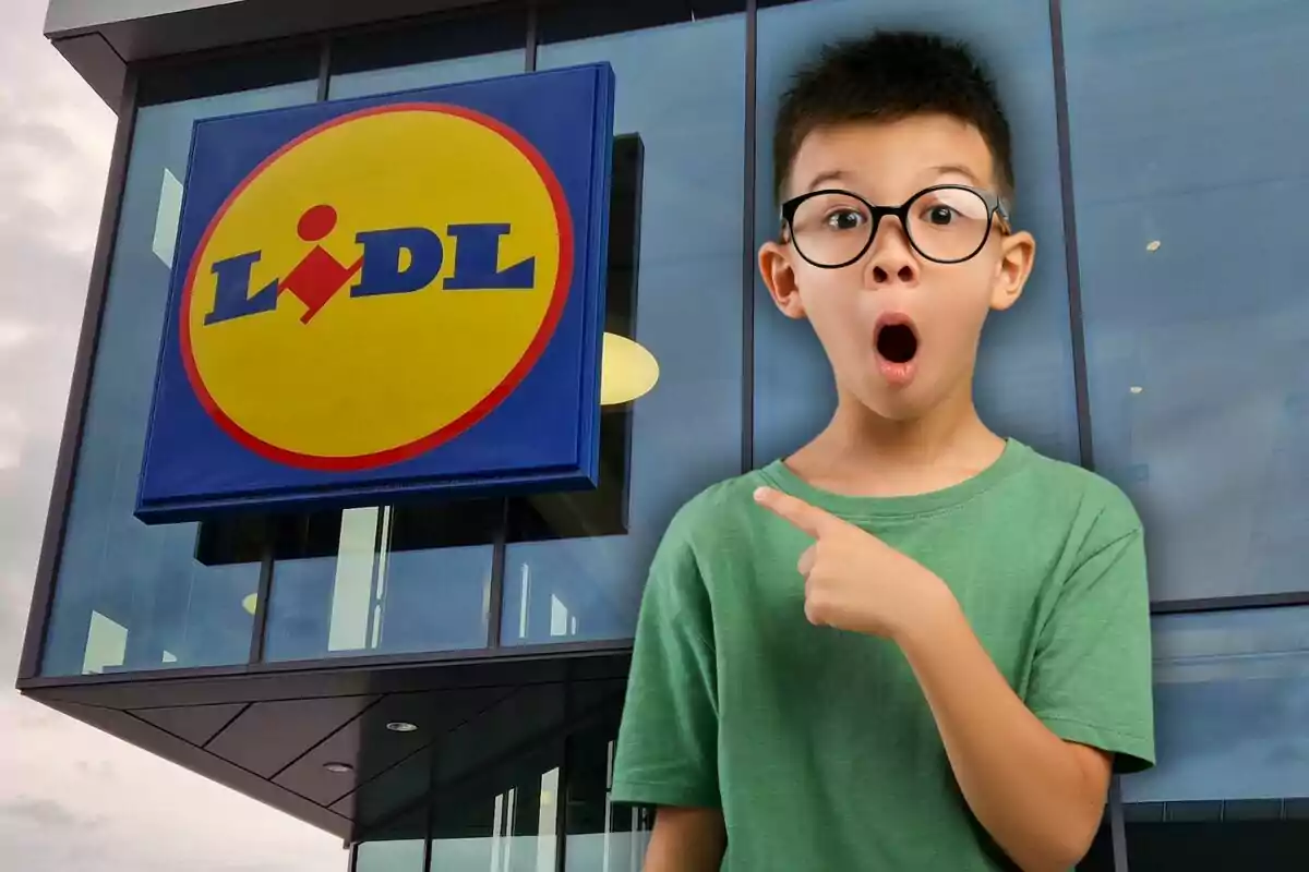 Un nen amb expressió de sorpresa assenyala el logotip d'una botiga Lidl al fons.