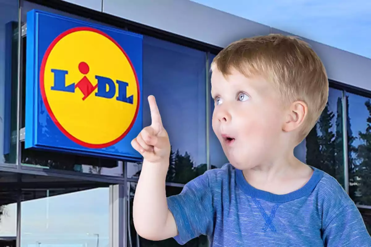 Un nen petit amb expressió de sorpresa assenyala cap al logotip d'una botiga.