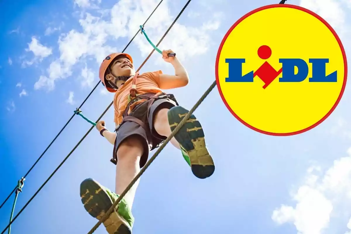 Nen amb casc i arnès creuant un pont de cordes a l’aire lliure amb el logotip de Lidl a la cantonada superior dreta