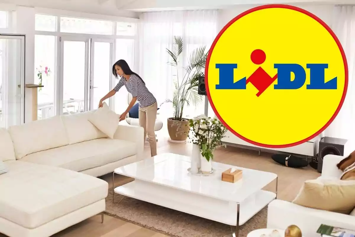 Una dona arreglant coixins en un sofà blanc en una sala d'estar moderna i lluminosa, amb el logotip de Lidl superposat a la imatge.