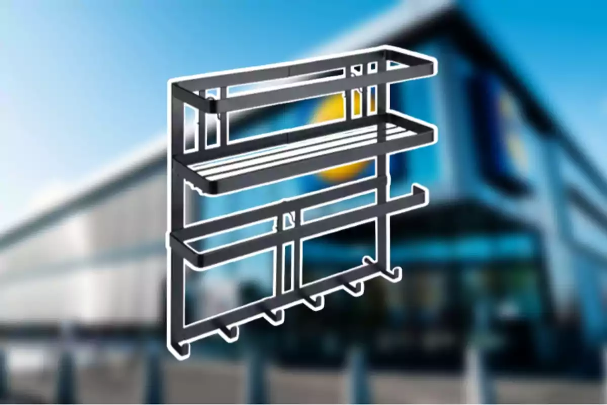 Estant metàl·lic de cuina flotant davant d’un edifici modern desenfocat Estant metàl·lic de cuina flotant davant d’un edifici modern desenfocat