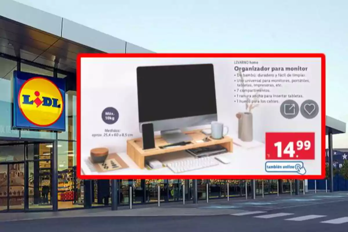 Imatge d'un anunci de Lidl que mostra un organitzador per a monitor de bambú amb un preu de 14.99 euros, destacant les seves característiques com a compartiments i ranures per a cables, davant de l'entrada d'una botiga Lidl.