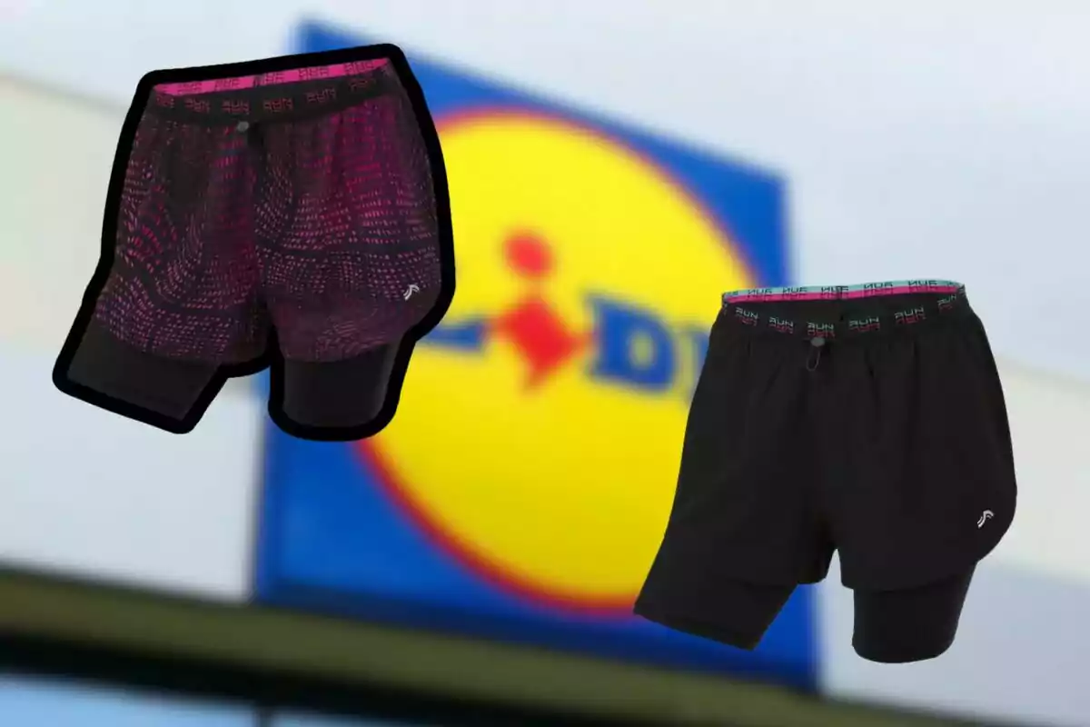 Dos pantalons curts esportius davant d'un fons amb el logotip d'una botiga. Dos pantalons curts esportius davant d'un fons amb el logotip d'una botiga.
