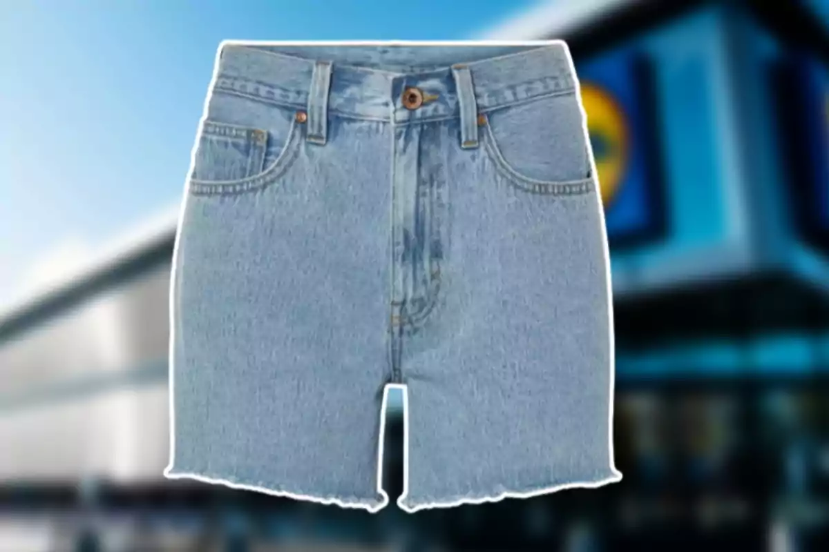 Shorts texans blau clar amb fons de botiga desenfocat Shorts texans blau clar amb fons de botiga desenfocat