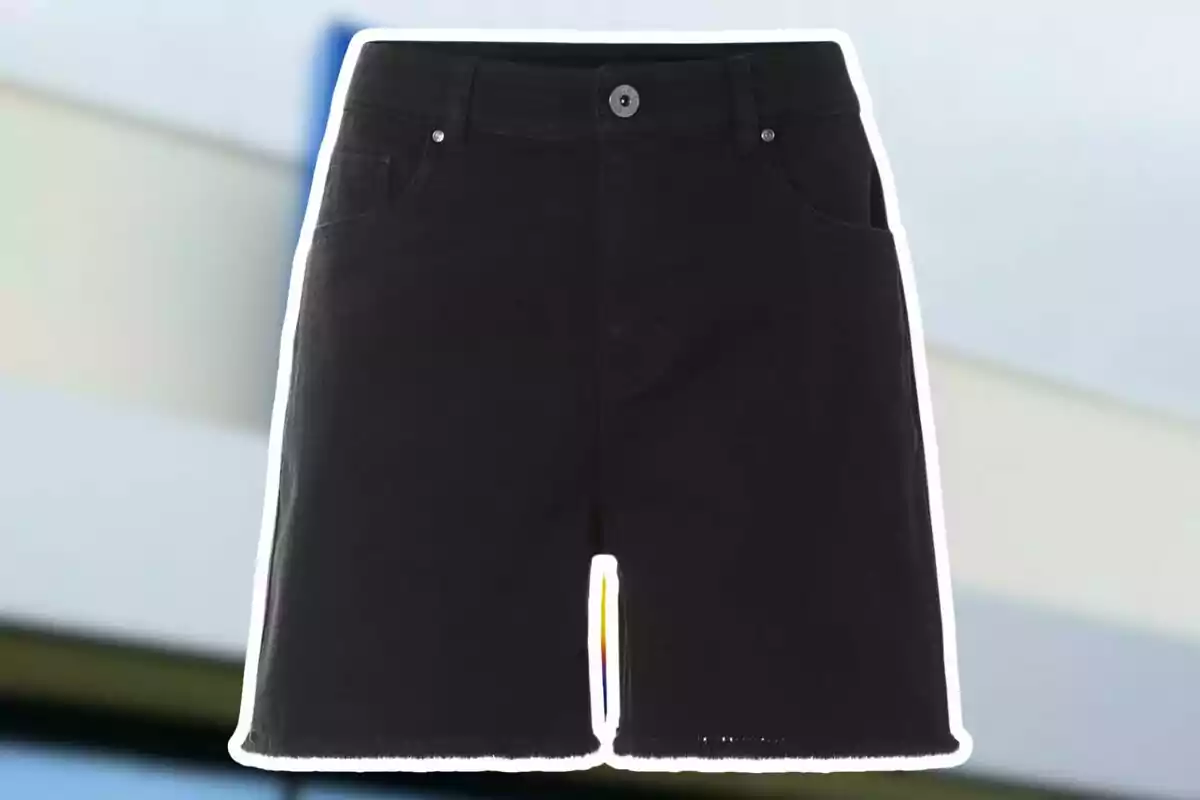 Shorts texans negres amb botó al davant i butxaques davanteres Shorts texans negres amb botó al davant i butxaques davanteres