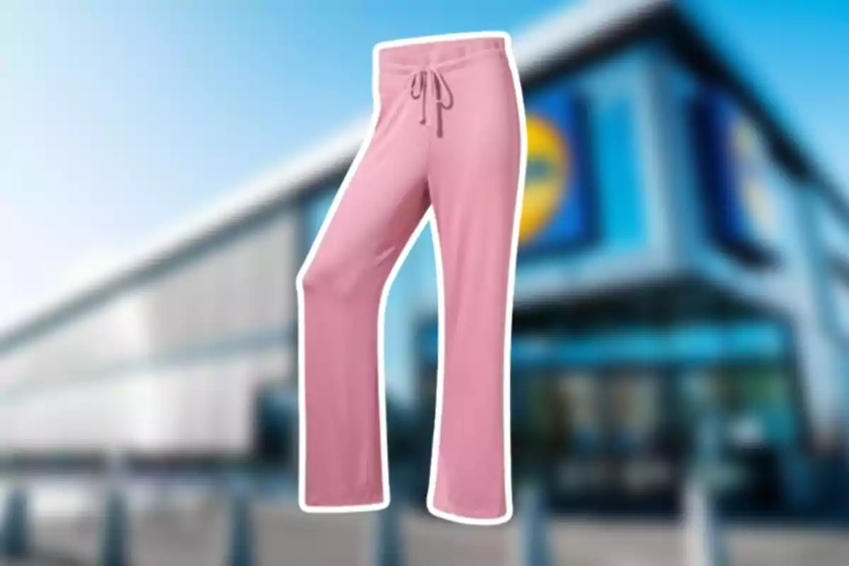 Pantalons rosats amb cordó sobre un fons d'edifici borros. Pantalons rosats amb cordó sobre un fons d'edifici borros.