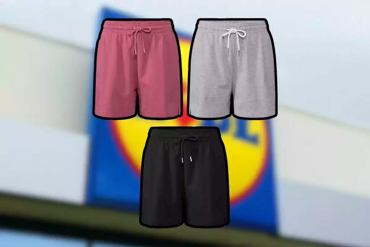 Tres pantalons curts de diferents colors (vermell, gris i negre) amb un fons desenfocat d'un logotip. Tres pantalons curts de diferents colors (vermell, gris i negre) amb un fons desenfocat d'un logotip.