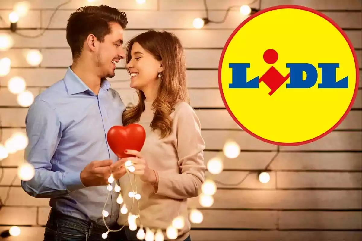 Una parella somrient sosté un cor vermell envoltat de llums amb el logotip de Lidl al fons.