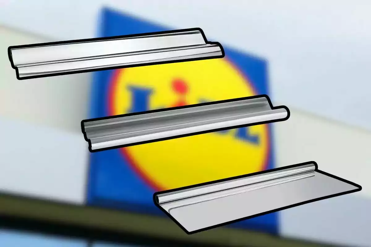 Tres netejadors de vidres flotant davant d’un cartell borros de la botiga Lidl Tres netejadors de vidres flotant davant d’un cartell borros de la botiga Lidl