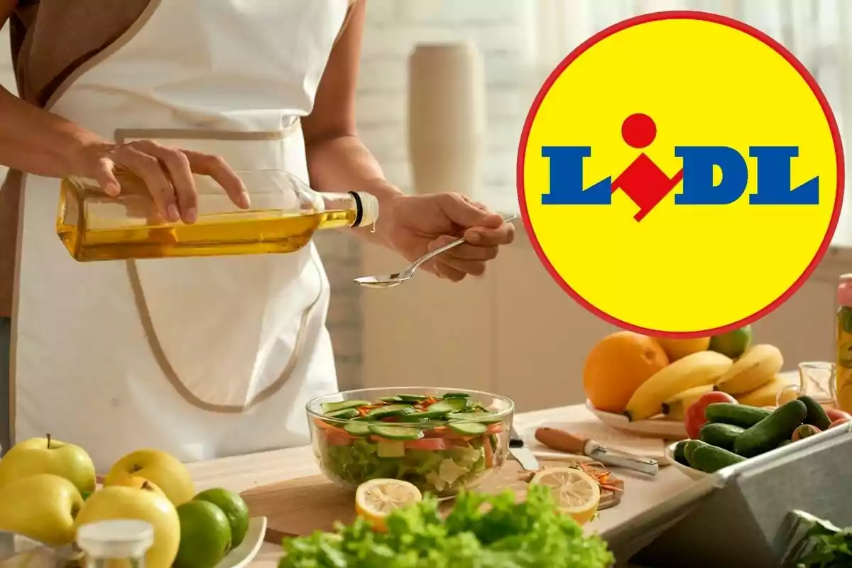 Una persona a la cuina abocant oli en una cullera sobre una amanida amb fruites i verdures al voltant i el logotip de Lidl a la cantonada. Una persona a la cuina abocant oli en una cullera sobre una amanida amb fruites i verdures al voltant i el logotip de Lidl a la cantonada.