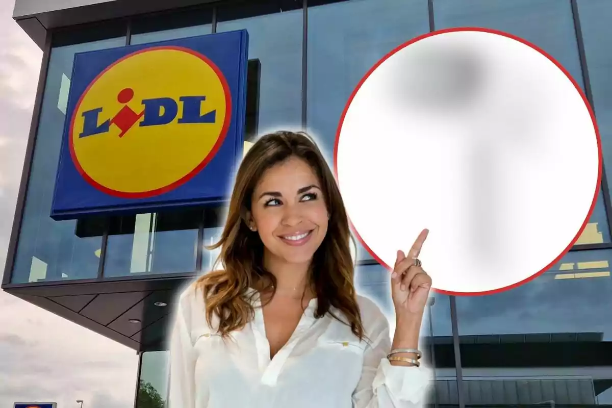 Dona somrient i assenyalant un cartell borrós davant d'una botiga Lidl.