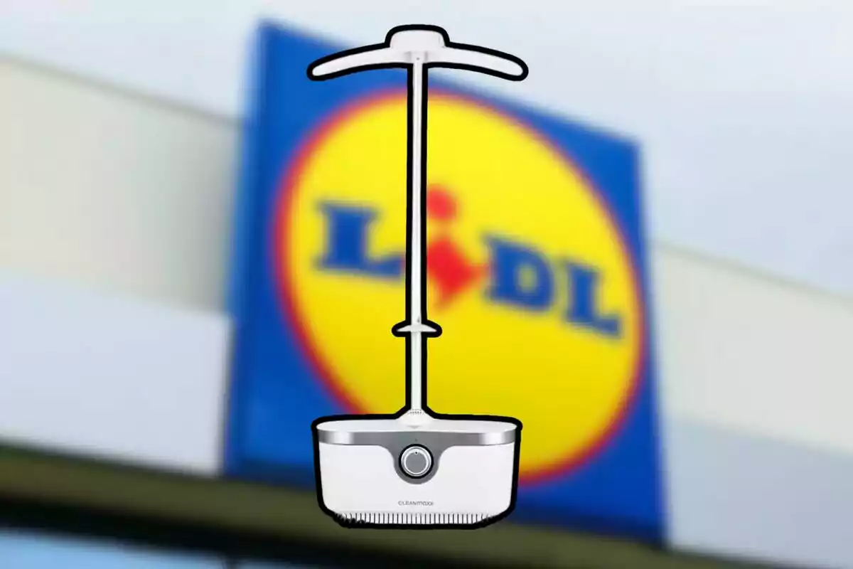 Producte de neteja Cleanmaxx davant d'un cartell de Lidl. Producte de neteja Cleanmaxx davant d'un cartell de Lidl.