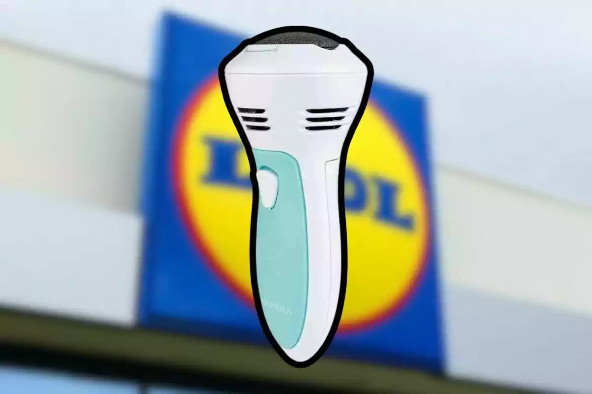 Lima elèctrica per a peus amb fons de botiga Lidl desenfocat Lima elèctrica per a peus amb fons de botiga Lidl desenfocat