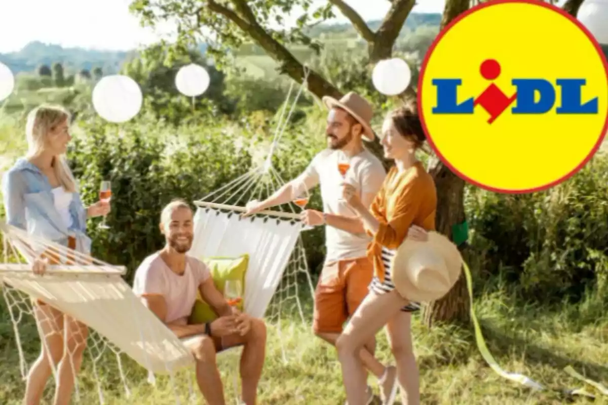 Grup d’amics gaudint a l’aire lliure amb begudes a la mà al costat d’una hamaca i el logotip de Lidl a la cantonada superior dreta