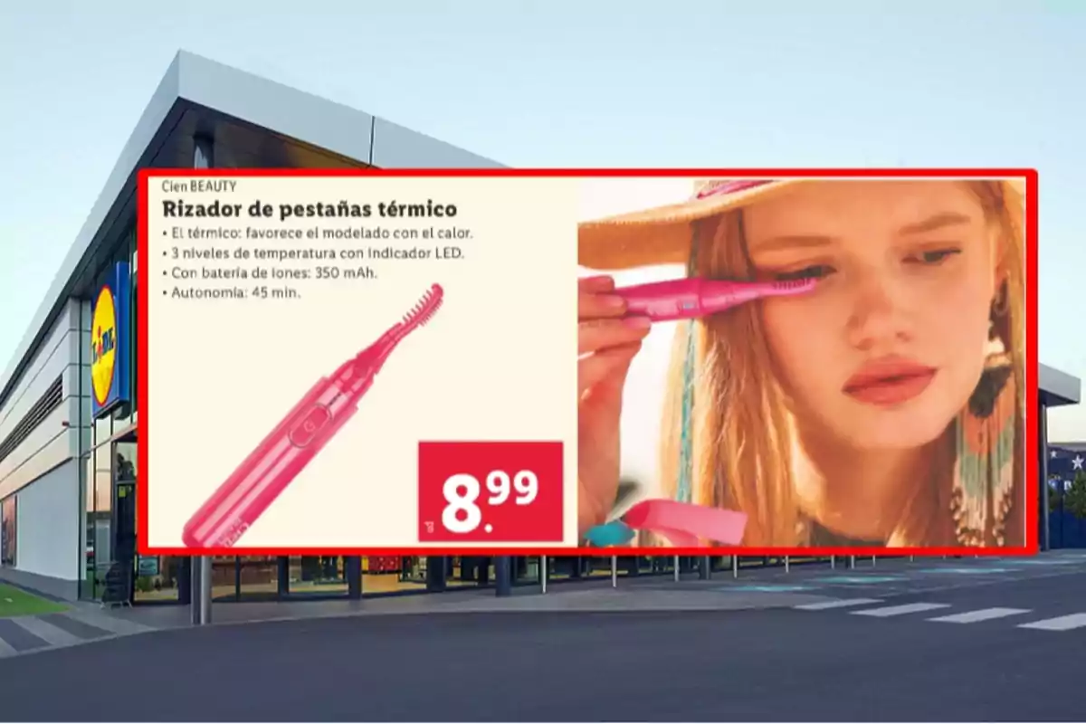 Publicitat d’un arrissador de pestanyes tèrmic de color rosa amb una dona utilitzant-lo i el preu de 8,99 euros davant d’una botiga Lidl Publicitat d’un arrissador de pestanyes tèrmic de color rosa amb una dona utilitzant-lo i el preu de 8,99 euros davant d’una botiga Lidl