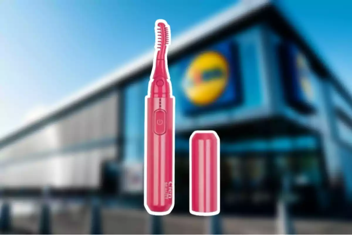 Raspall elèctric rosa per a pestanyes amb tapa davant d’una botiga amb el logotip de Lidl desenfocat al fons Raspall elèctric rosa per a pestanyes amb tapa davant d’una botiga amb el logotip de Lidl desenfocat al fons