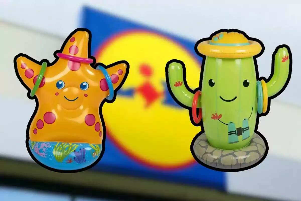 Dos joguines inflables en forma d'estrella de mar i de cactus somrients, cadascun amb anelles de colors als braços, sobre un fons desenfocat amb el logotip d'un supermercat. Dos joguines inflables en forma d'estrella de mar i de cactus somrients, cadascun amb anelles de colors als braços, sobre un fons desenfocat amb el logotip d'un supermercat.